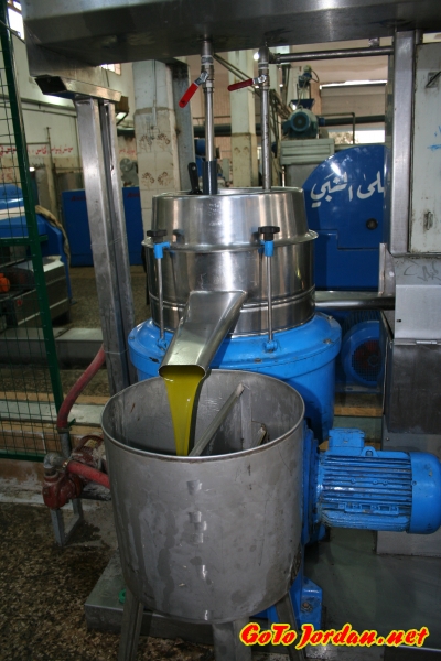 Маслобойня, здесь делают оливковое масло. Выход готовой продукции