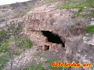 В одной из этих пещер, возможно, был заточен св.Иоанн Креститель