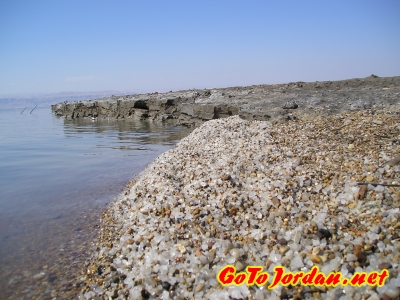 Мертвое море, берег состоит из грязи и кристаллов соли