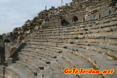Базальтовые сиденья для зрителей в римском театре