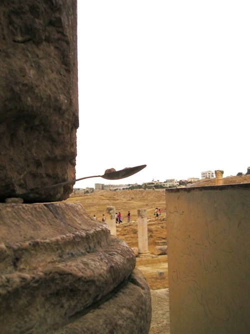 Ложка в основании колонны в Джераше