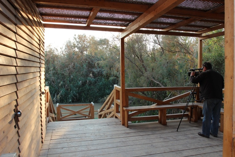 Купальня для паломников на берегу реки Иордан