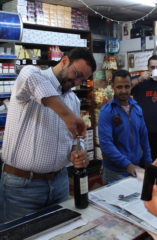 На фото: магазин спиртных напитков в Акабе, Иордания